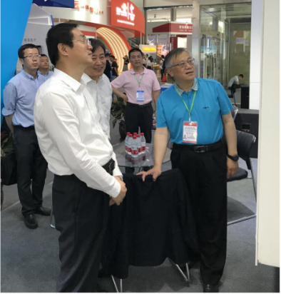 省委常委、西寧市委書記王曉蒞臨第十九屆青洽會(huì)青海物產(chǎn)展位參觀