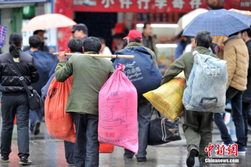 聚焦春節(jié)“恐歸族”：近鄉(xiāng)情怯，恐懼何來(lái)？(圖)